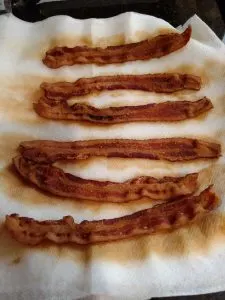 bacon cooked on papertowels
