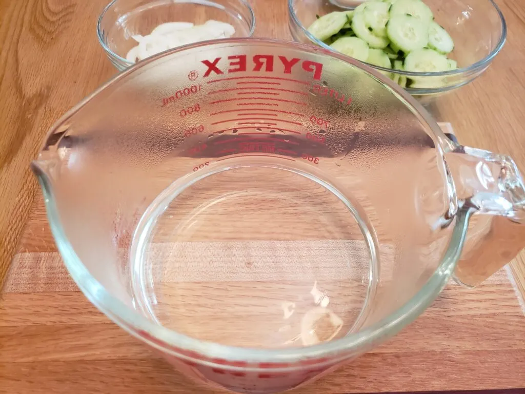 vinegar and water in measuring cup