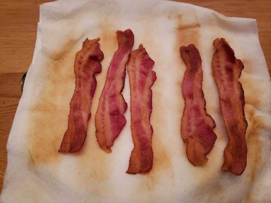 cooked bacon on paper towels