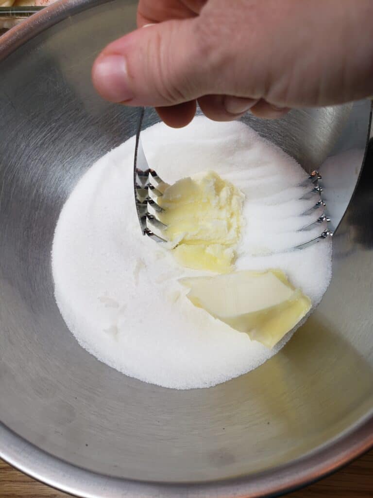 starting to mix butter and sugar with pastry cutter