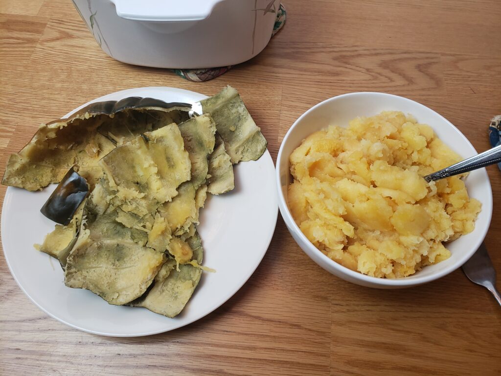 acorn squash in bowl on right and skin on plate on left.