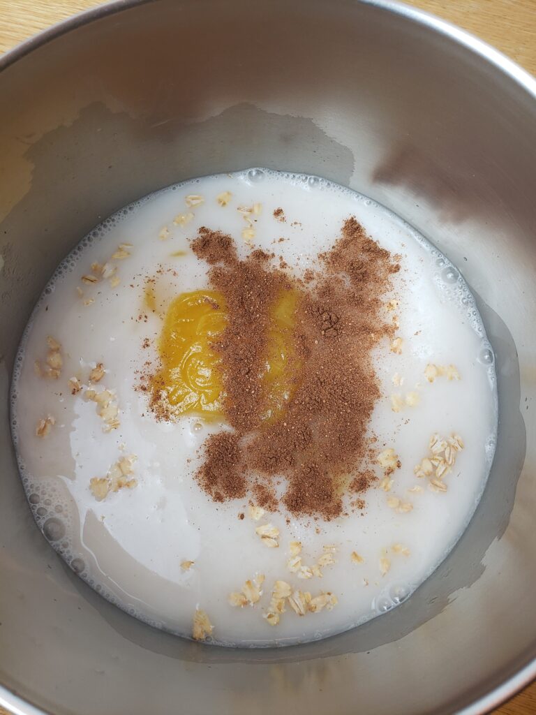 water, milk, oats, pumpkin and pumpkin pie spice in saucepan.
