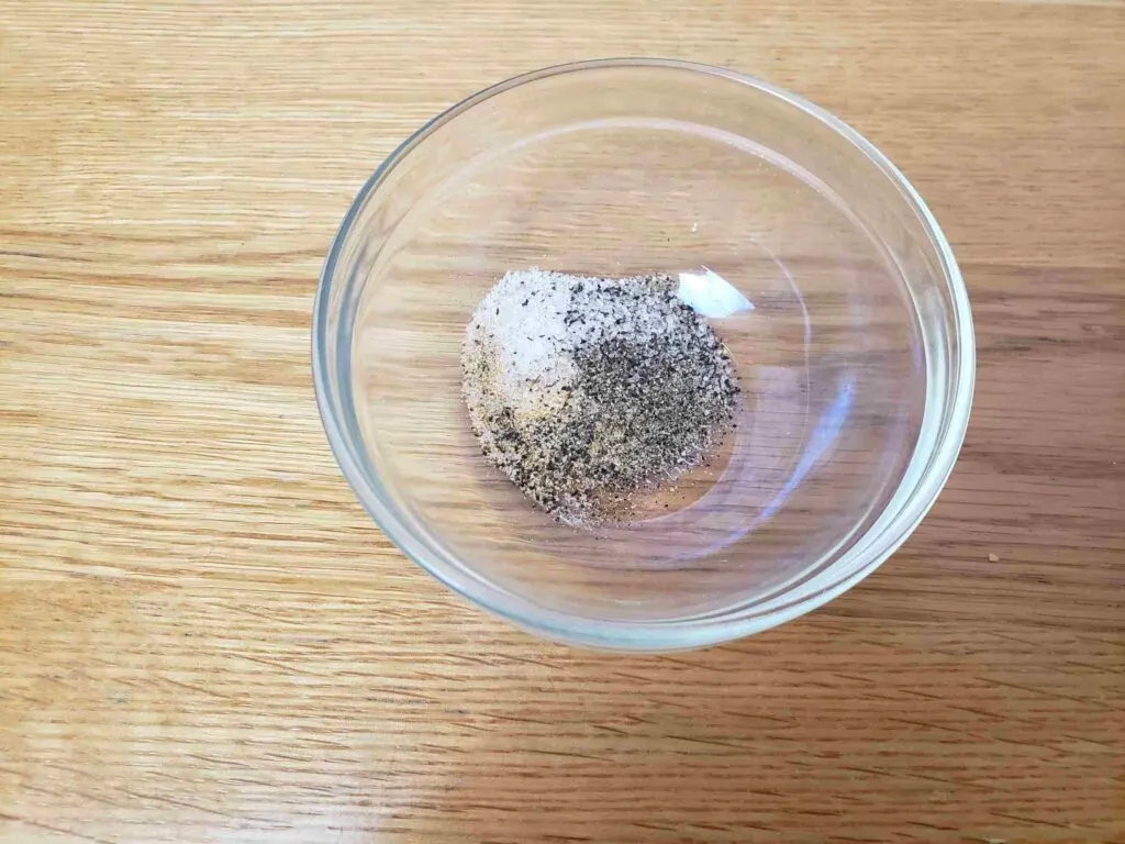 salt pepper and garlic powder combined in dish
