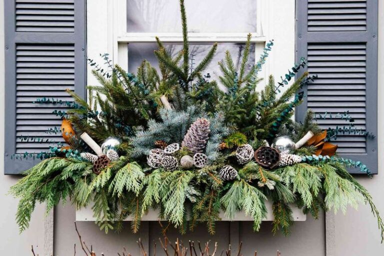 Your Empty Window Boxes Are Begging For A Holiday Makeover – 17 Christmas Ideas That Stop Neighbors On The Sidewalk